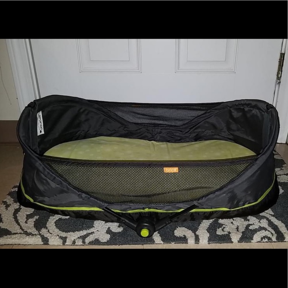(SOLD) Brica Fold N Go Travel Bassinet - Picture 1 of 3